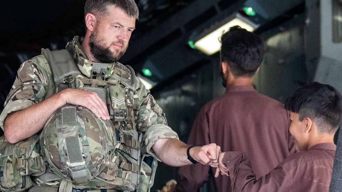 Tálibán může ukončit evakuaci jedinou střelou, říká britský generál